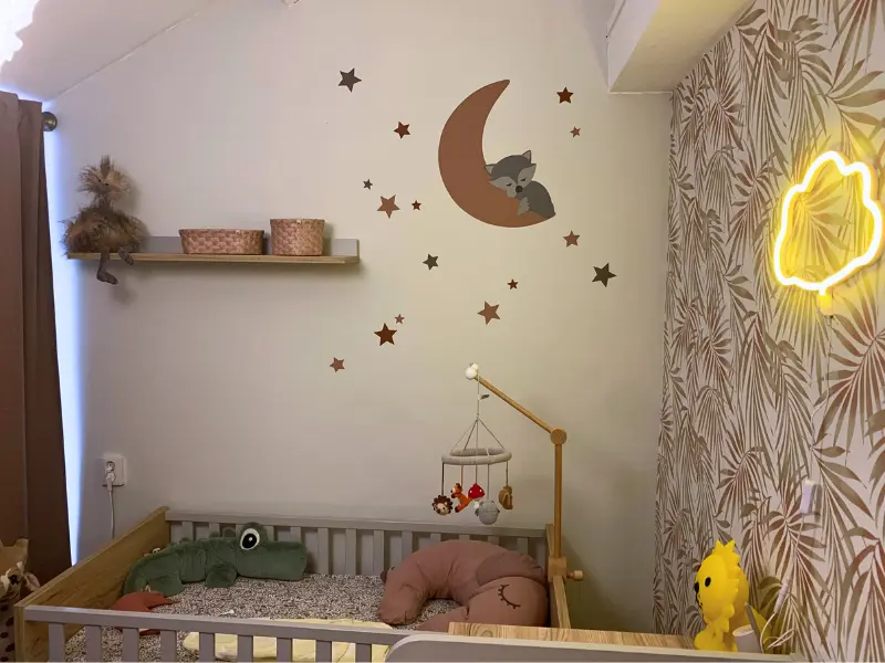 Terracotta babykamer met een slapend vosje op de maan.